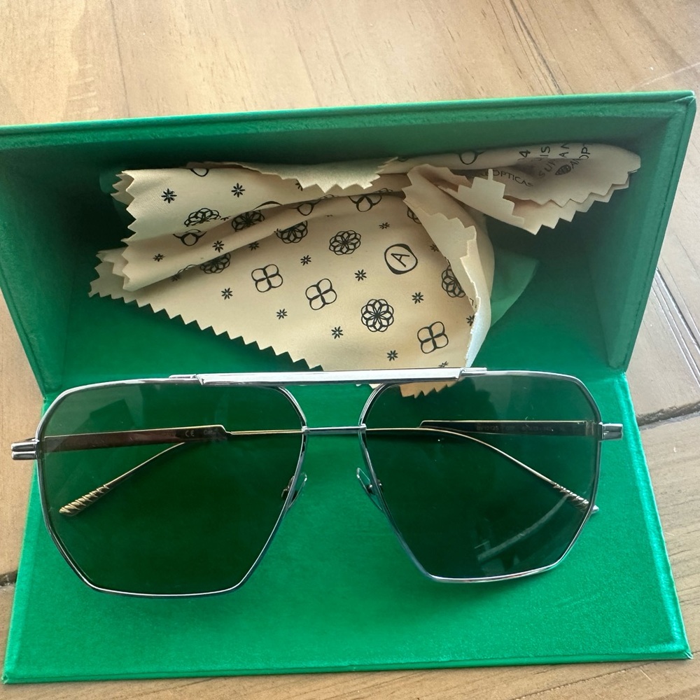 Bottega Veneta Eyewear
Oversized tinted pilot-frame sunglasses